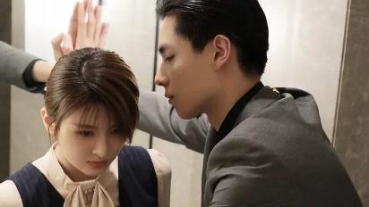 乔欣|乔欣穿着红色肚兜，网友直呼：小姐姐太妖艳了！