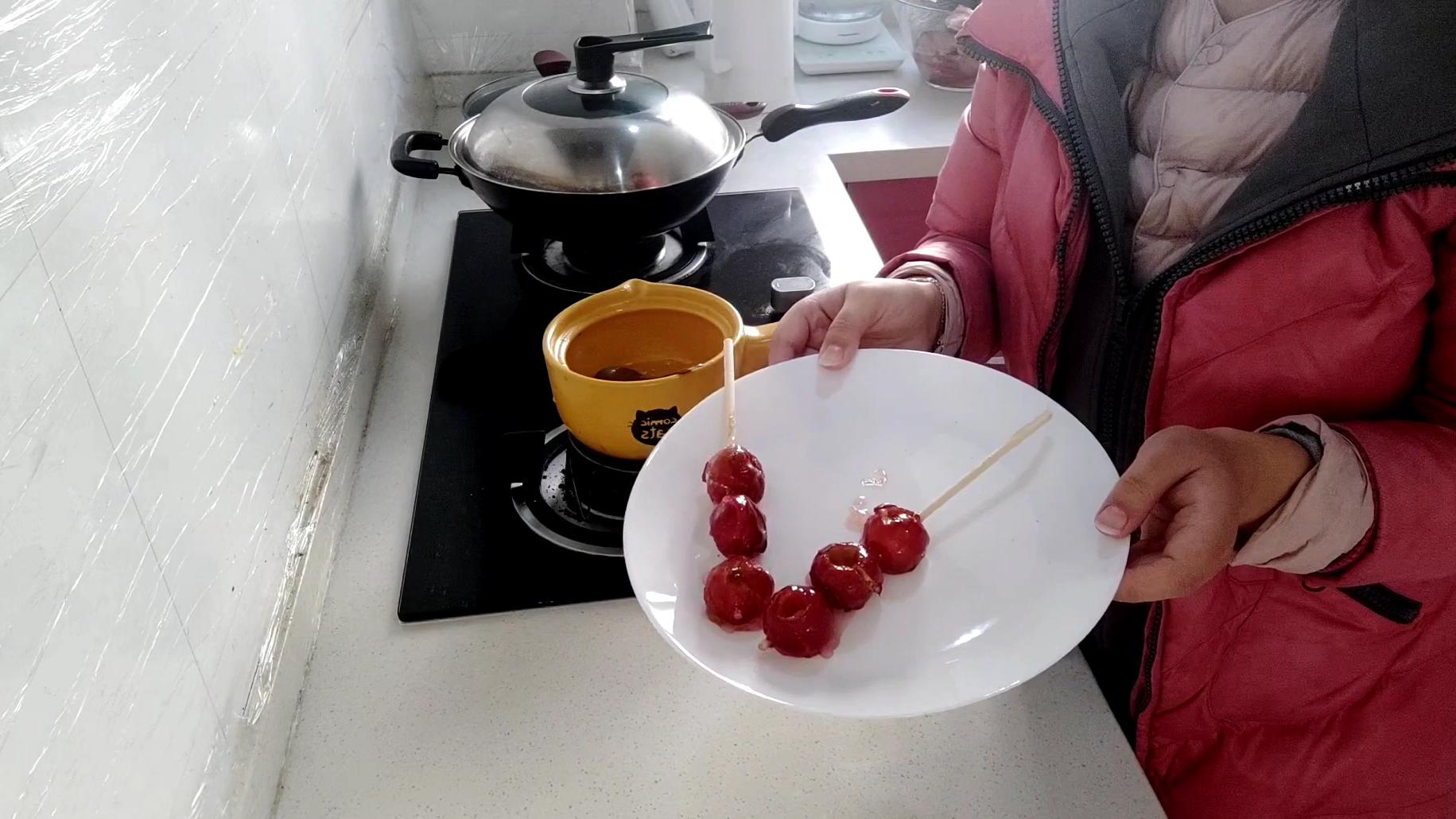 糖葫芦|糖葫芦，酸酸甜甜的，又好吃又开胃又好看，我儿时的一种甜蜜记忆
