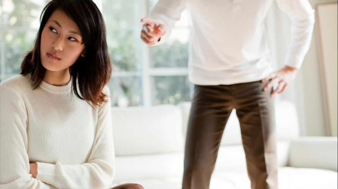 上官天竹 因为婆婆脏我让她下桌吃，老公却当众打我耳光，这老公还能要吗？