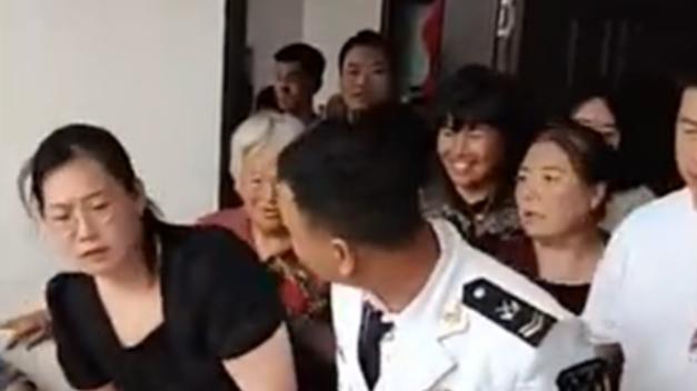 四叶草海之恋|吉林新郎穿军装结婚，被要求跪搓衣板，战友直接抢走：不合适！