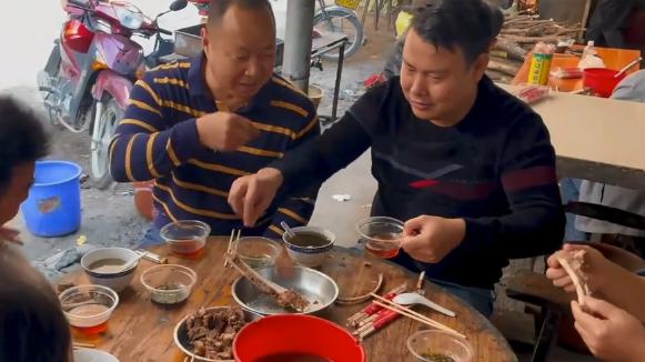 玉林|广西玉林大集上的早酒，有人开车2000多公里来吃，吃肉白酒免费喝