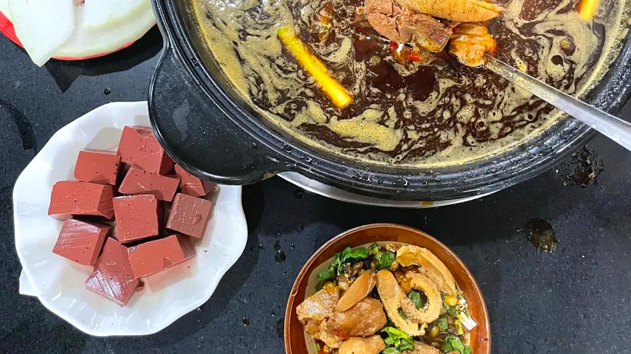 土豆|重庆“稀溜耙”的牛肉汤锅，招牌牛筋太安逸，连吃3碗饭都不过瘾