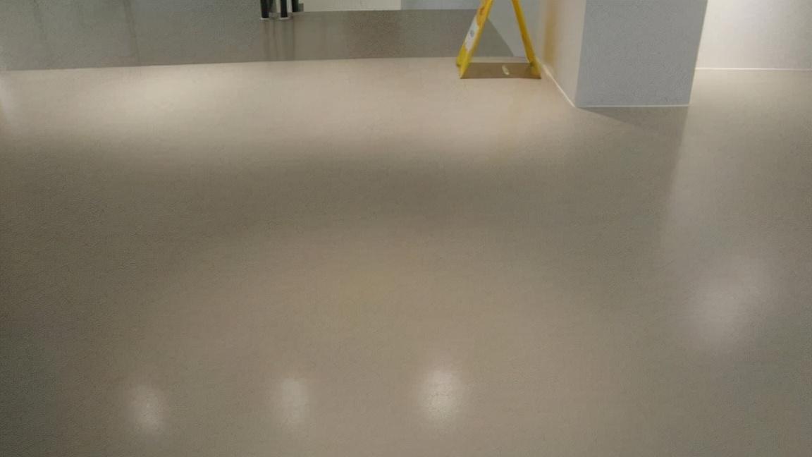 房子不要贴瓷砖了，直接铺水泥省钱又好看，难怪有钱人都喜欢