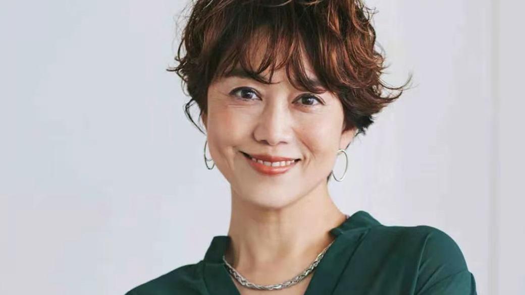 米饭 女人过了60岁就别留“黑长直”，做作装嫩不真实，卷发时髦显年轻