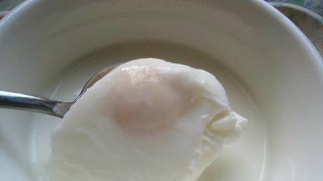 荷包蛋|水煮荷包蛋，总会散还起沫？教你1个小妙招，鸡蛋完整嫩滑不粘锅