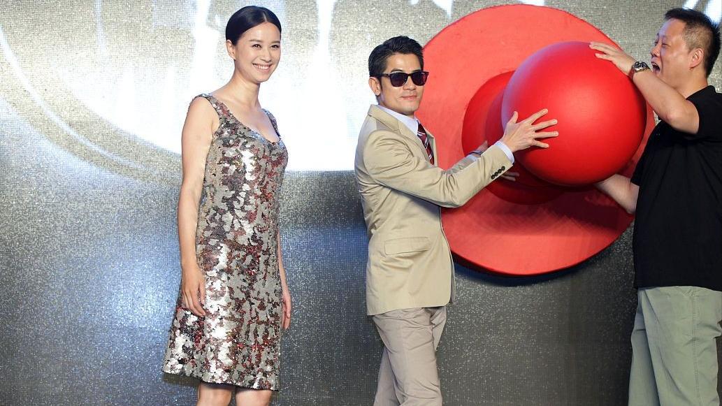 陈丽华|倪虹洁真是被低估的女星，穿背心裙身姿优势足，中分低马尾显柔情