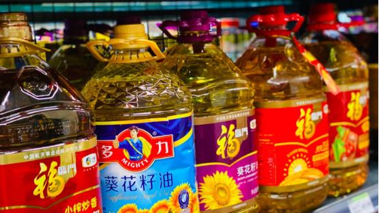 同一种食用油：“深色”和“浅色”哪一种好？区别很大，你懂吗？