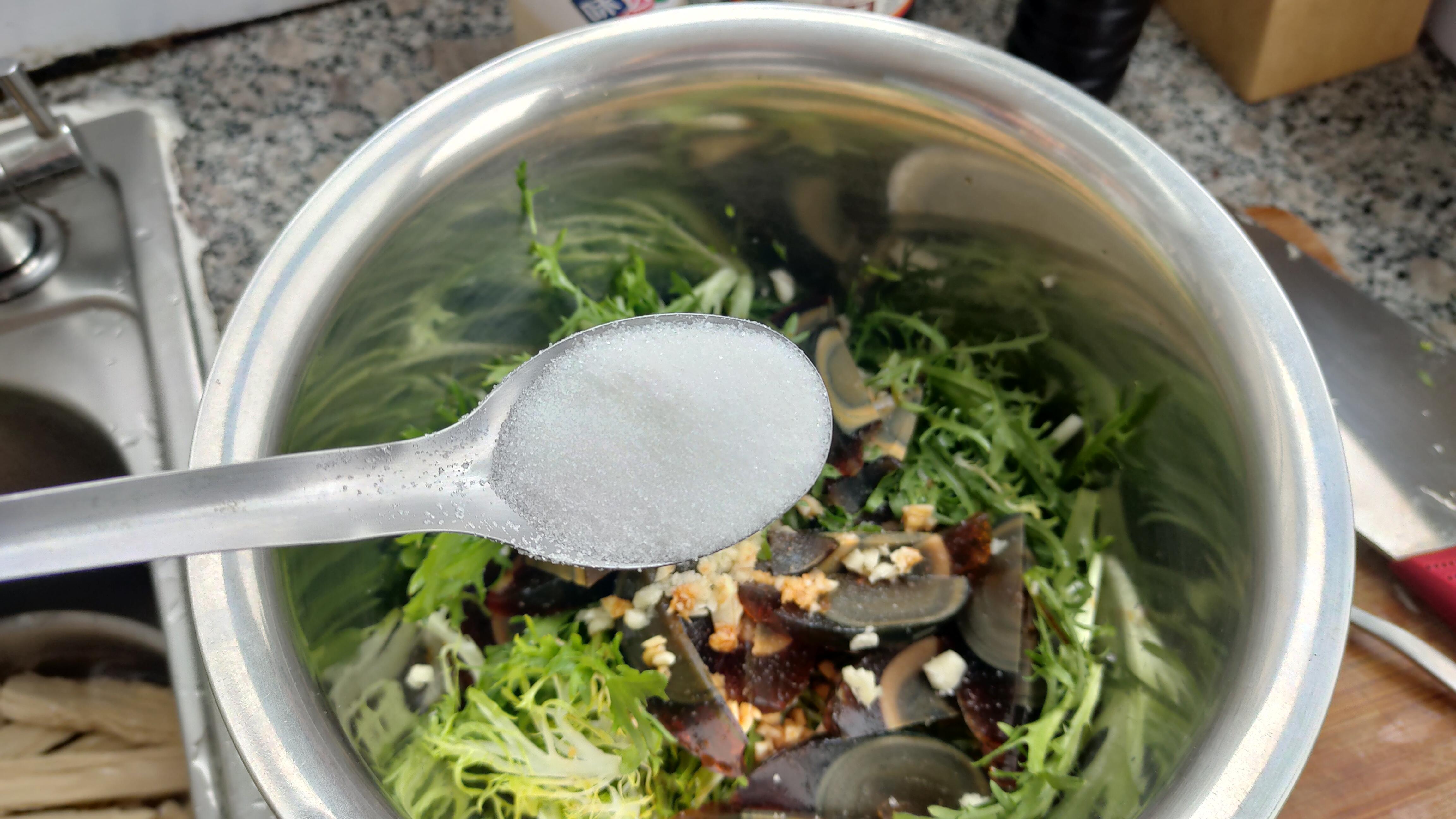面粉|没有胃口的时候试一试苦菊拌皮蛋，清爽开胃，咸香适宜，做法不难