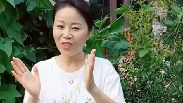 穿衣搭配|41岁草帽姐升级当奶奶，穿T恤配短发看着挺精神，不打扮也没土味