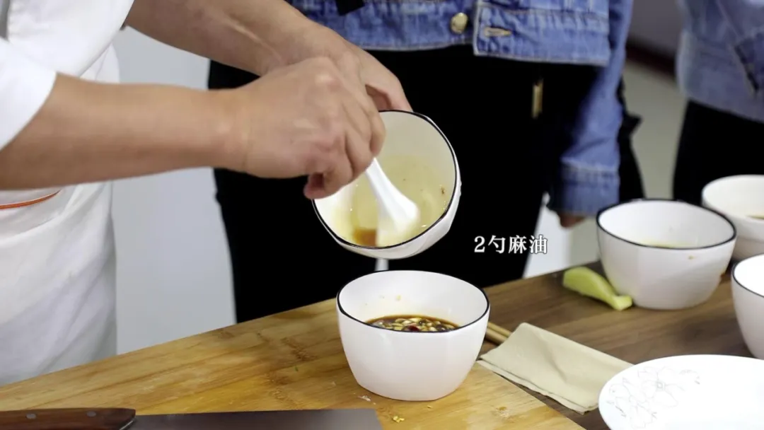 食材|低脂低卡的手抓苦菊，抗菌解热、消炎明目，减脂人的必备菜谱！