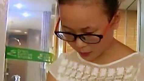 子芫伴你成长 孩子1岁发现非亲生，暴露真相后女子下跪哭诉：都是上网惹的祸