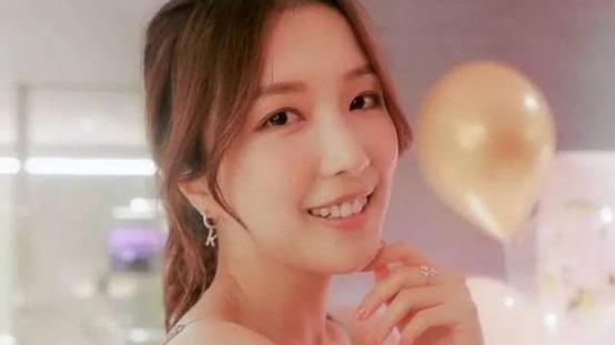 李泽楷|宣布和30岁郭嘉文分手，李泽楷携手25岁新欢，开派对秀恩爱