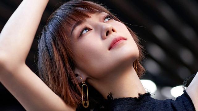 短发 单身的马伊琍女人味太强，身穿黑裙也难掩清纯感，短发有独特的美