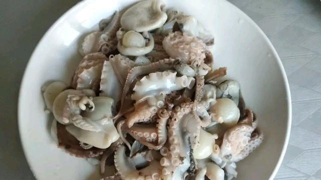 热干面|八爪鱼不去内脏直接“爆头”吃？海边人表示：从来没有这么吃过