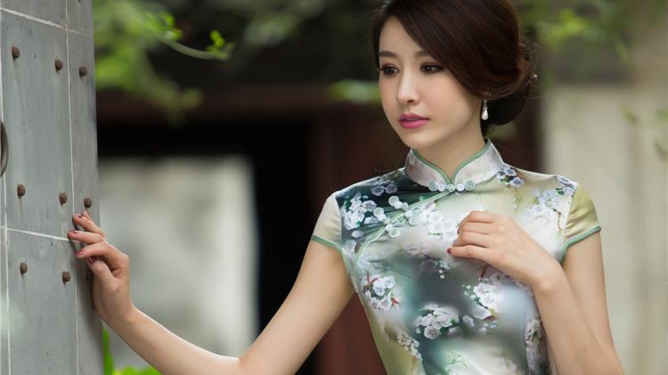 奶虫文案馆 不敢说累，不敢流泪