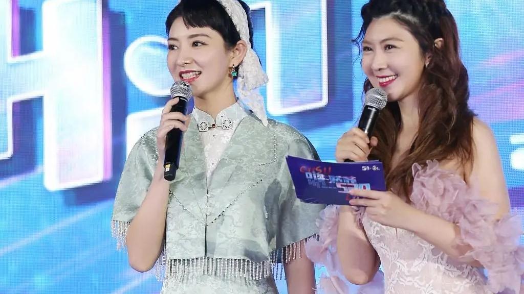 披肩 斓曦不愧是古典美女，披肩旗袍真的太美了，发带却有点土气