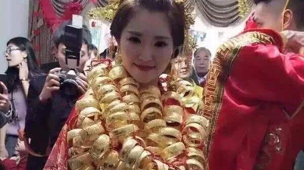 国庆节 国庆节最火新娘，身上挂60个大金镯子，网友酸了：太俗气！