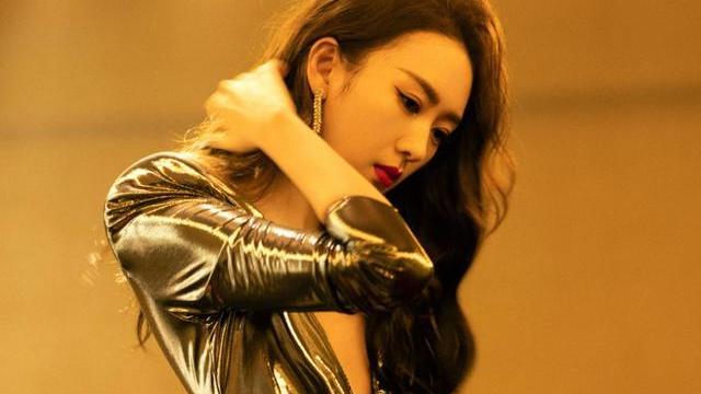 吐司 童瑶火了之后更自信，鎏金开叉裙穿出女王气场，红唇卷发成焦点