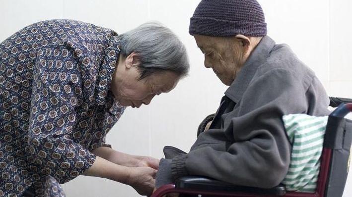 无言门主 父亲的忘年恋掺杂着利益，在儿女们争吵之下，老人直接住进了医院