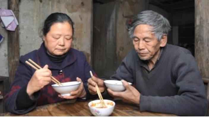 胡子鱼情感 再婚老人拿出前夫衣裳给现任穿，65岁丈夫：离婚吧，我不是替代品