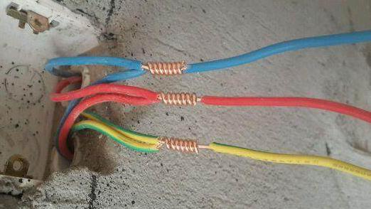 插座并线还在傻傻用胶布吗？现在电工都这样做，简单又迅速！