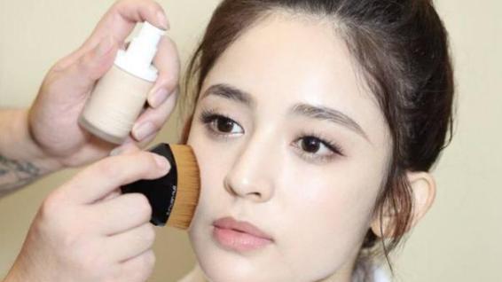 底妆 为什么化妆师化妆常用到“粉底刷”？看到妆效后，才恍然大悟！