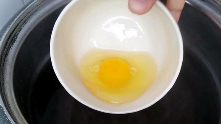 荷包蛋|水煮荷包蛋，掌握好“3点窍门”，煮好后个个完整不散，鲜嫩好吃