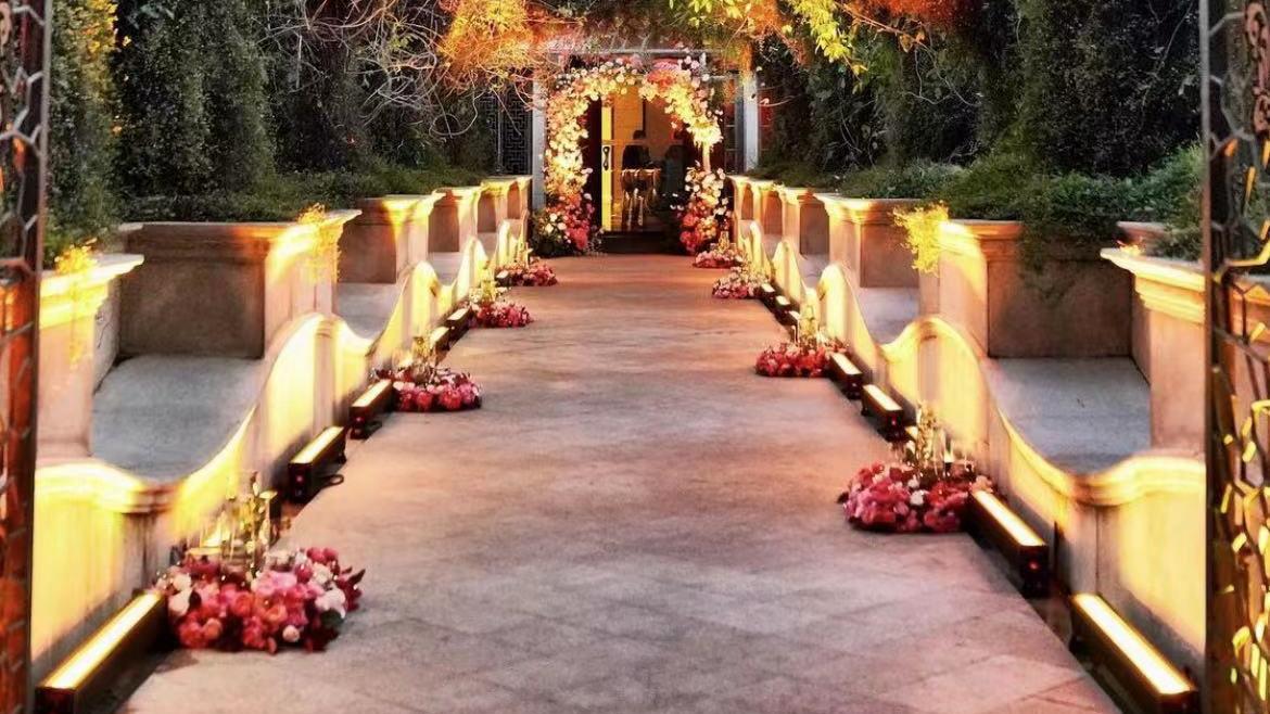 刘嘉玲|刘嘉玲12月8日庆生宴众星云集！豪华堪比皇宫，梁朝伟被美女贴面