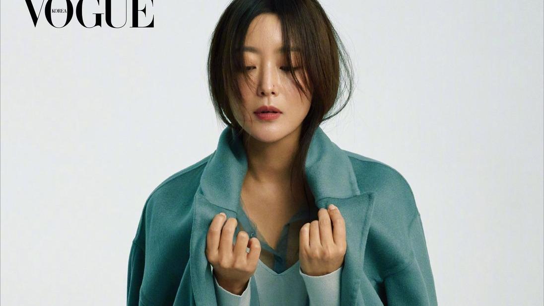 盘发 44岁金喜善的发色告诉我们，染发就染棕色，低调却非常衬托肤色