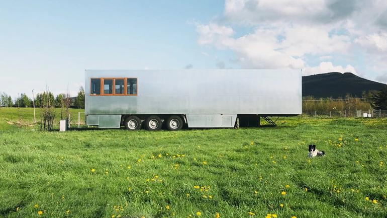 巧妙改造，冷藏卡车变成了带厨房的两室一厅度假屋