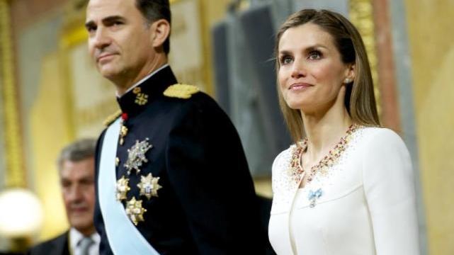 西班牙王后穿粉色连衣裙，与国王参加路易斯作品展，塑造优雅形象