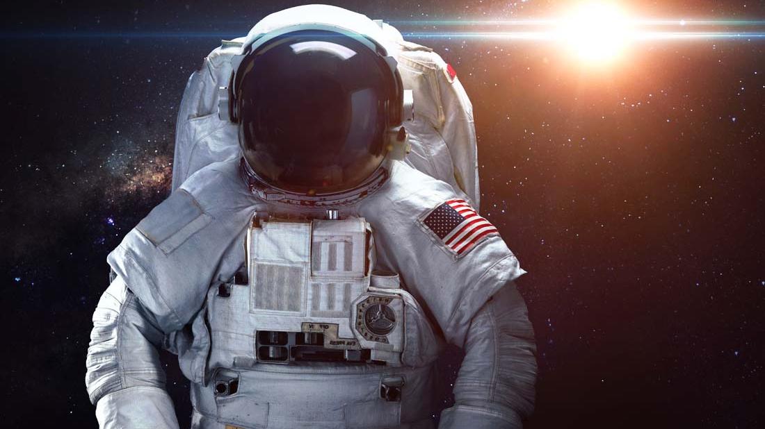 在太空中，宇航员的健康受到什么因素影响？