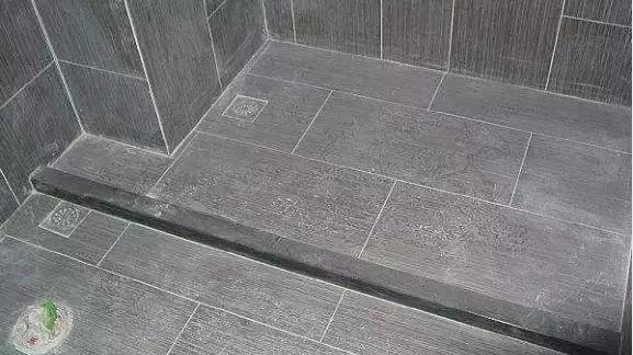 卫生间地面不要做斜坡了，聪明人这样一设计，下水快还防滑