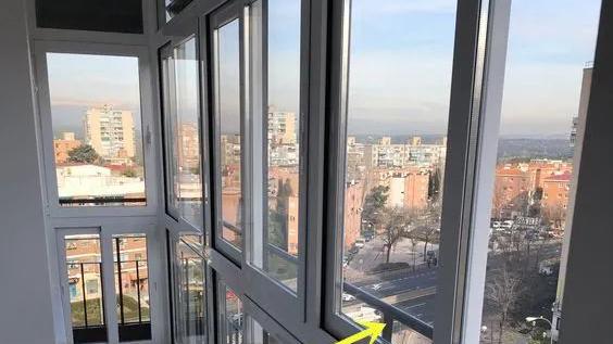 封阳台时护栏留在室内还是室外？各种说法都有理，幸好我家没装错