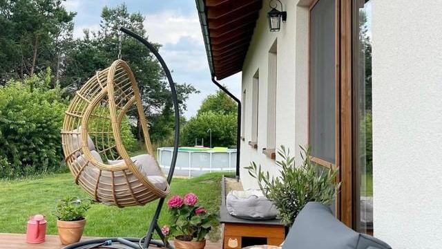 51岁北欧阿姨晒出乡下自建房，没成想火的“一塌糊涂”，太治愈！