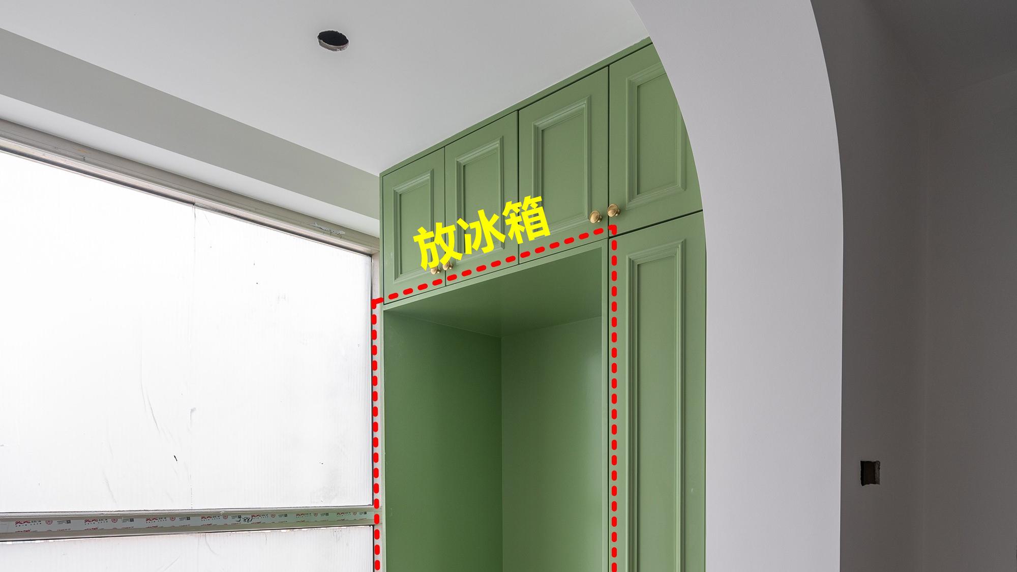 阳台定制一组储物柜，放得下冰箱，也容得下零食柜，收纳能力翻倍