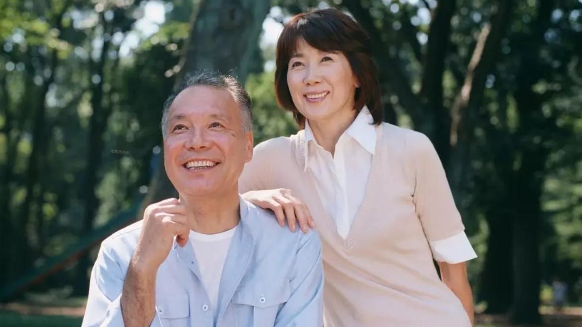 奶兔故事会|70岁大妈哭诉：退休金每月7000，都给了女儿，却被女儿送进养老院
