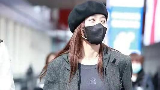 秦岚|42岁秦岚真是穿搭“女王”，穿一身“灰扑扑”都高级，人见人爱