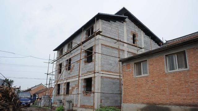 很多农民盖新房，却出现了一种“怪现象”，专家也不懂是为什么