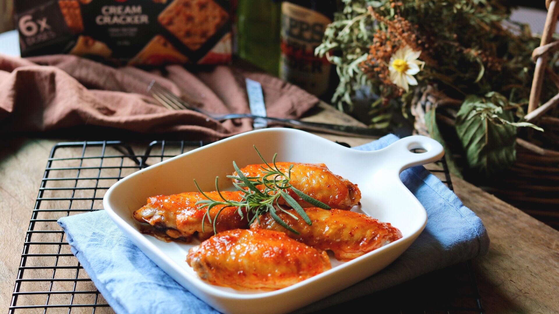 鸡翅|好吃到舔手指的香辣鸡翅，鲜嫩多汁，一台烤箱就搞定