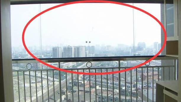 封阳台别装这种窗，老婆非不听劝，不到半年就拆了！