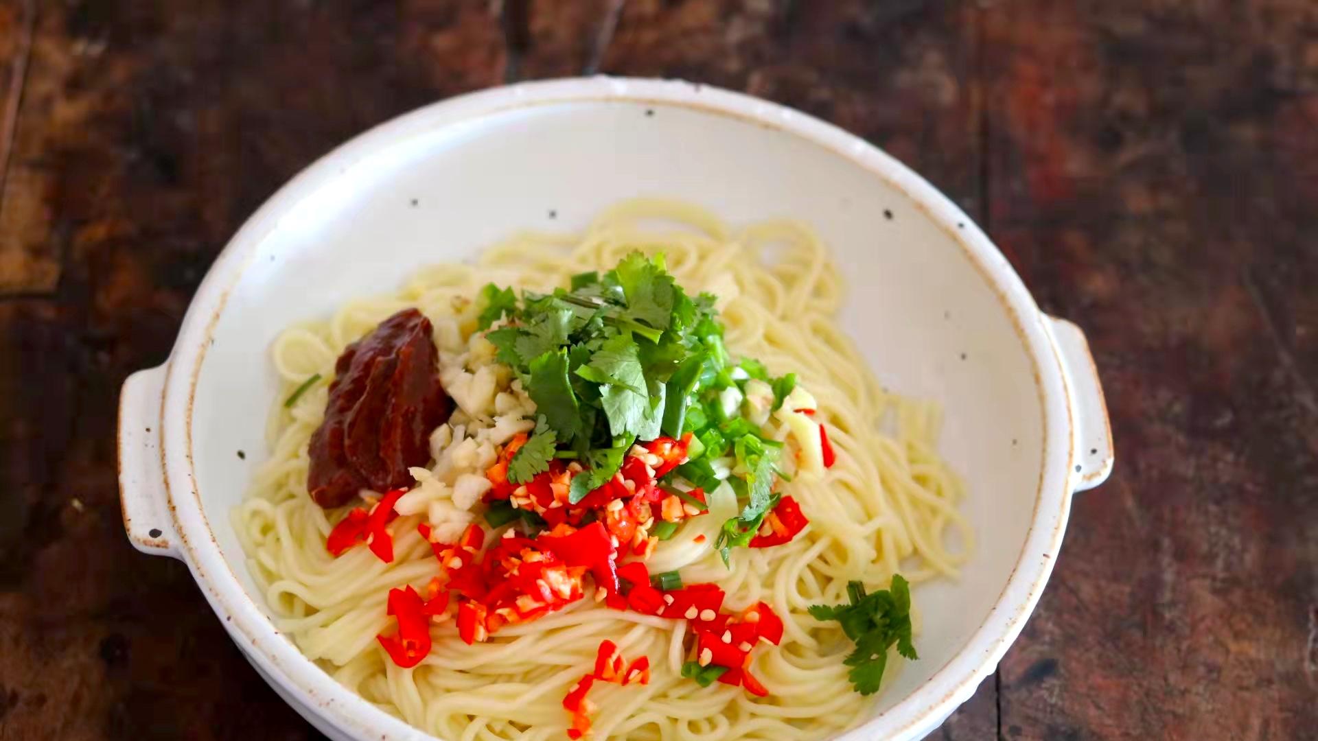 面条|老一辈人爱吃的面条做法，一煮一捞一拌，滑嫩鲜香，总有吃不腻