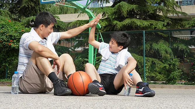 咱家孩子|孩子深夜关门查分，妈妈门外苦苦等待五个多小时，窗外墙根蹲的是谁？