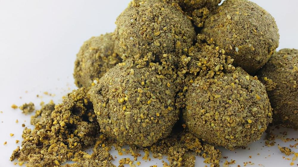 排骨|用牛窝鲫打窝诱鲫鱼，会加水、会搅拌，聚拢成团就能用