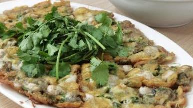 鸭蛋|广东最贵鸭蛋饼，70元一张，生蚝和鱼都是配菜，在当地火了18年