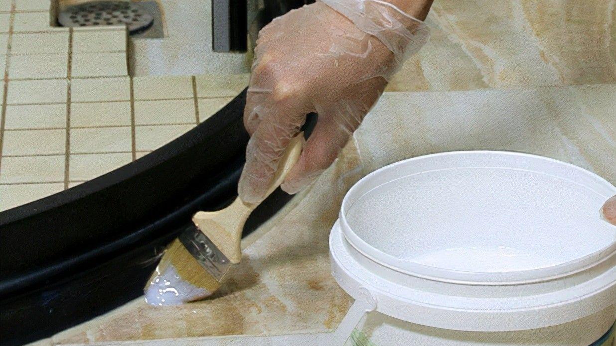 卫生间铺好瓷砖以后漏水，别着急砸瓷砖，有2种方法很实用！