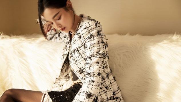 碳水化合物 厚嘴唇离了滤镜多吃亏！辛芷蕾无美颜变得土味，直接没了高级感