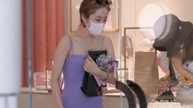 吊带连衣裙和短裙穿起来有优雅的气质，近30名年轻女性也想用温暖的紫色包包表现年轻