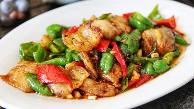 饺子|辣椒炒肉在家也能做出饭店的味道，香气四溢肥而不腻，开胃又下饭