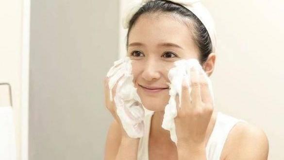 衬衫 补水洗面奶什么牌子好 适合干皮用的补水洗面奶安利